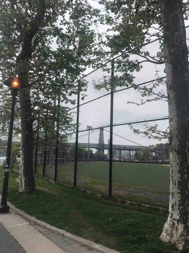 Building Photo - 542 E 14th St