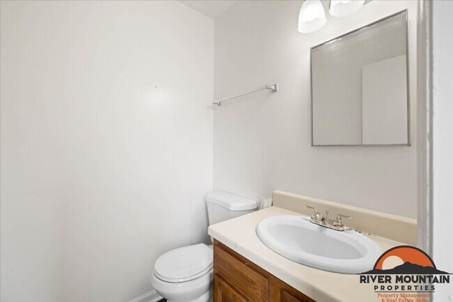 Building Photo - Recently Updated Home Near Virginia Tech
