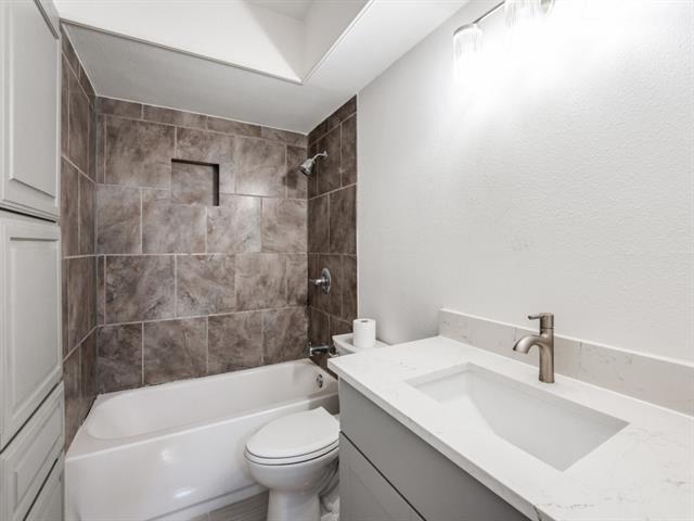 Building Photo - 2035 Avignon Dr