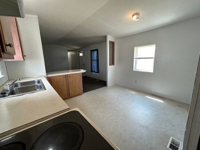 Building Photo - 3 Bedroom 2 Bath Trailer for Rent