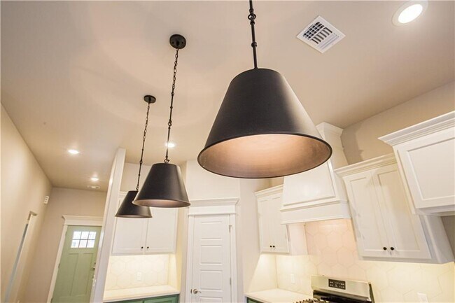 Building Photo - 3516 Lakeside Dr