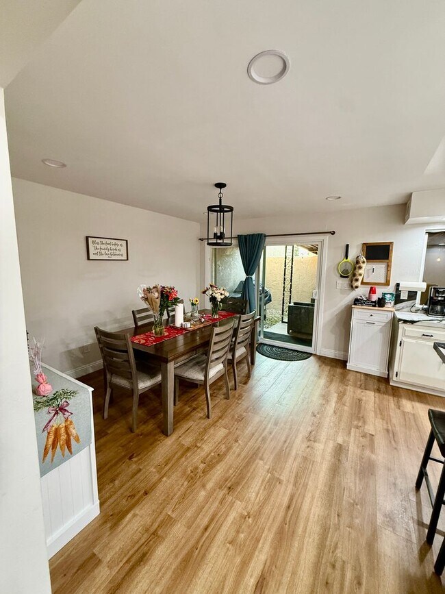 Building Photo - Beautifully 4-bedroom, 2.5-bathroom Condo—ready and waiting for you!