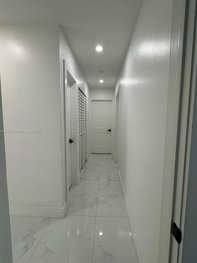 Building Photo - 9720 Bel Aire Dr