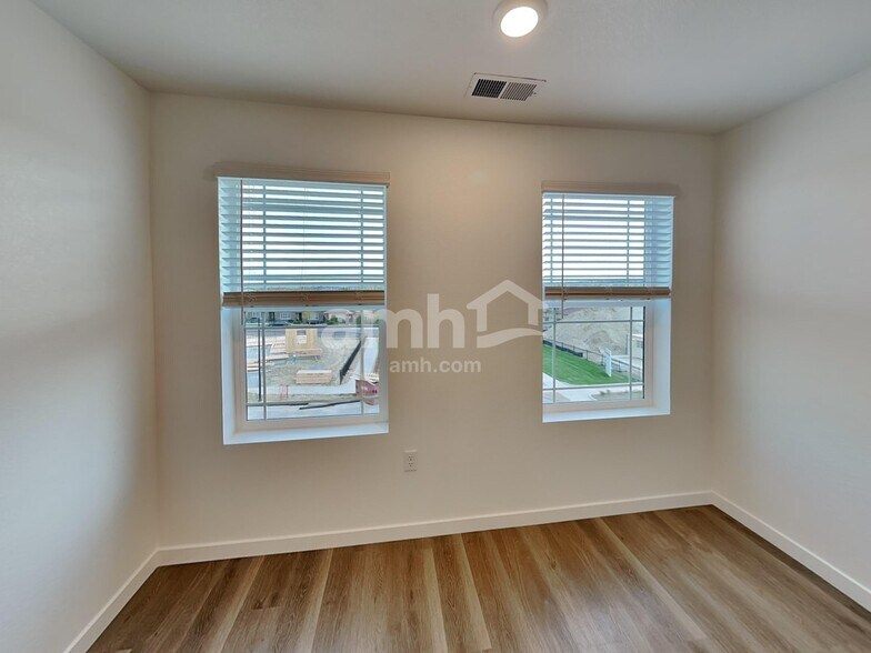 Building Photo - 26155 E Calhoun Pl