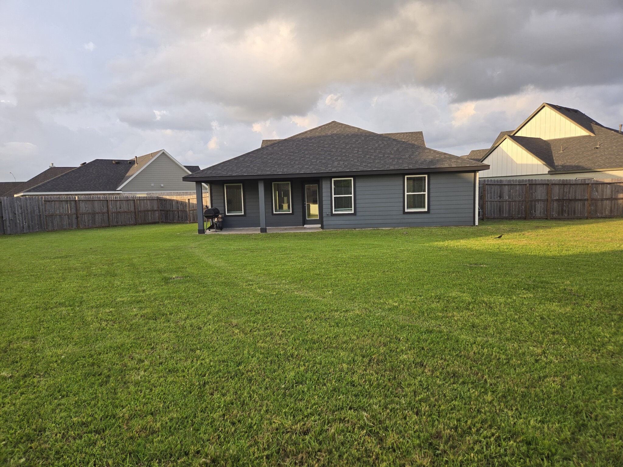 Building Photo - 3555 Crestfield Ln