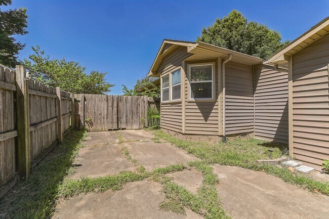 Building Photo - 3/ 2 Home for Rent