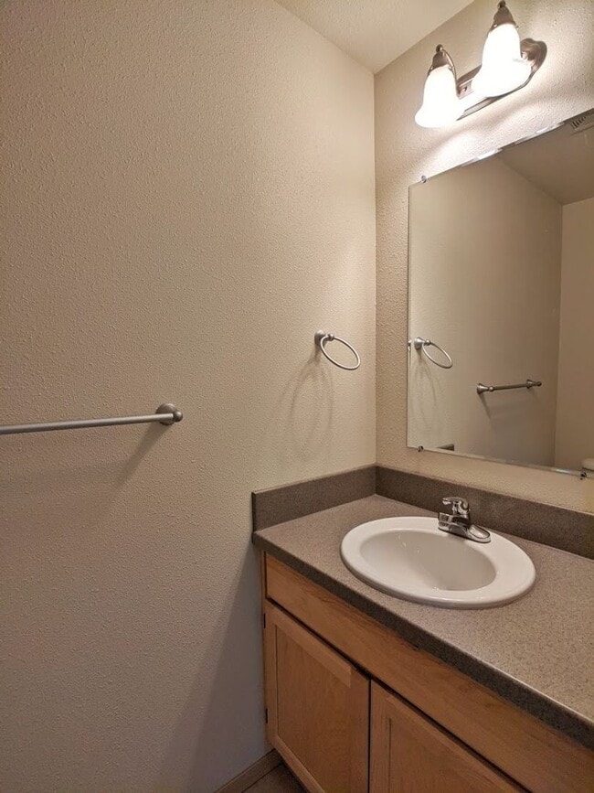 Building Photo - Townhouse, 2BD/1.5BA Condo, Radiant Heat Floors Incl Garage
