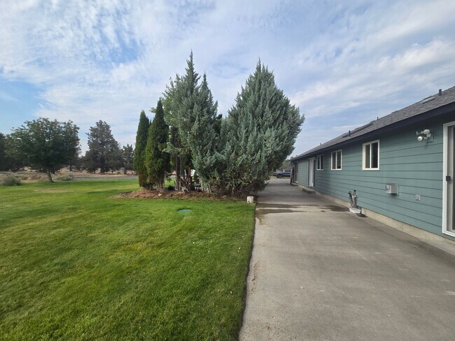 Building Photo - 6762 NW Larch Dr