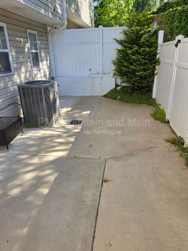 Building Photo - 25 Barnett Shoals Dr