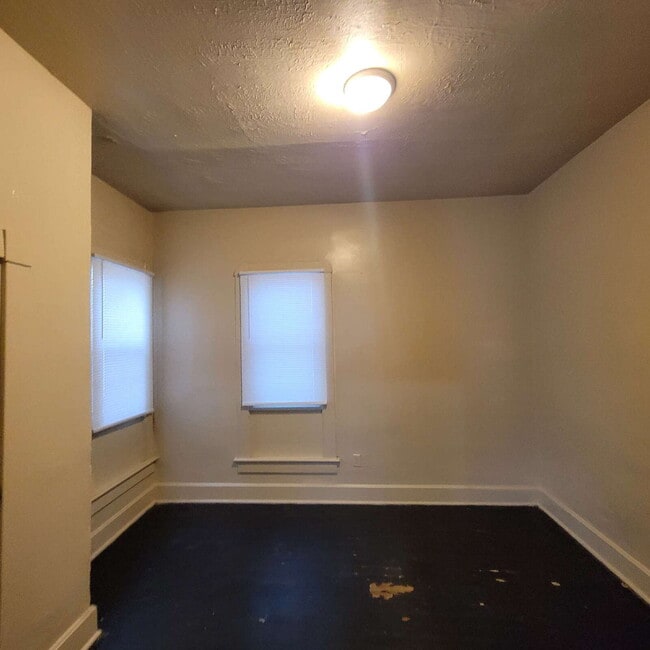 Building Photo - Quick Commute Downtown!