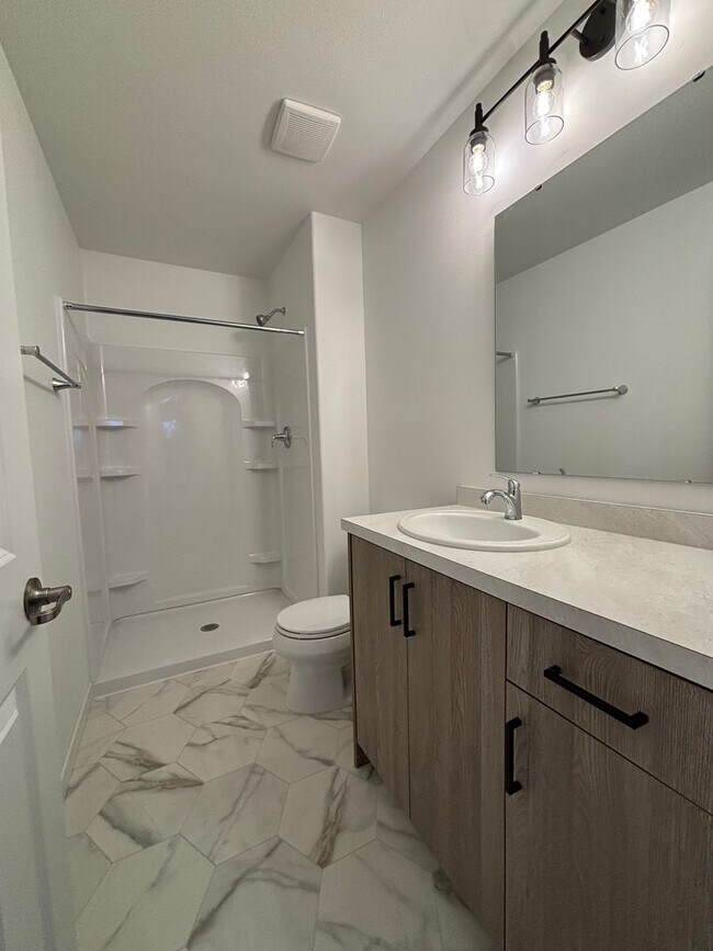 Building Photo - 3 Bed 3 Bath Townhome