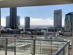 Building Photo - Downtown San Diego - fully furnished upsca...