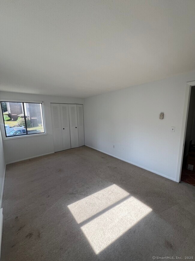 Building Photo - 7 Padanaram Rd