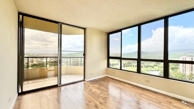 Building Photo - HIGHLY DESIRABLE 2 BED/2 BATH SPECTACULAR ...