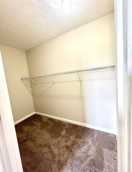 Building Photo - 634 Hampton Way