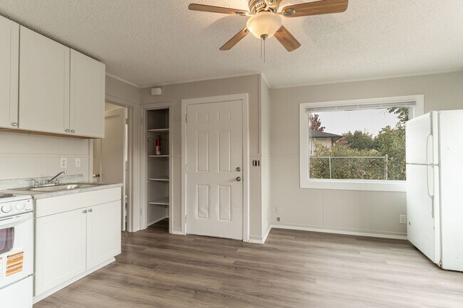 Building Photo - 908 Bryan St