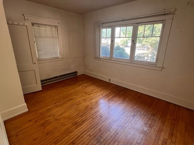 Building Photo - Vintage 3BD Home w/ Single Car Garage!