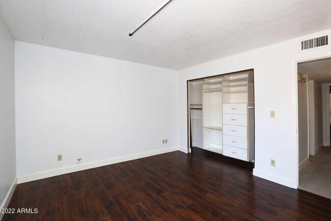Building Photo - 8428 N 16th Pl