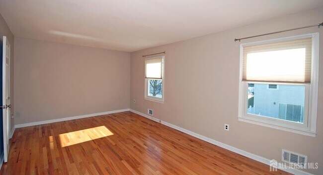 Building Photo - 7 Gardenia Ct