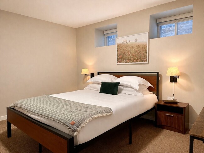 Building Photo - 736 N Throop St