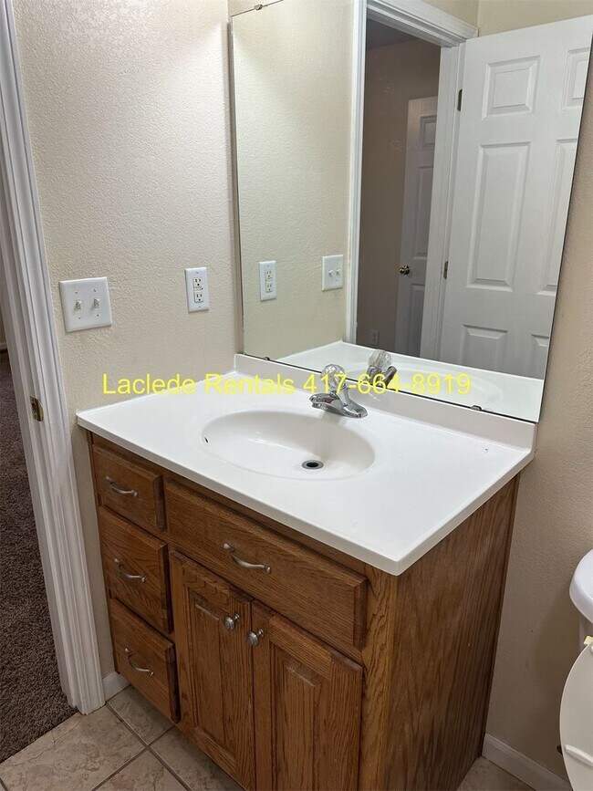 Building Photo - 3 Bedroom 2 Bathroom Duplex