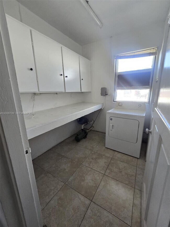 Building Photo - 2511 Plunkett St