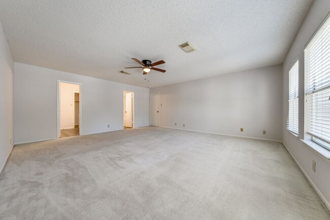 Building Photo - Amazing LOCATION! DeZavala & IH-10 Four Be...