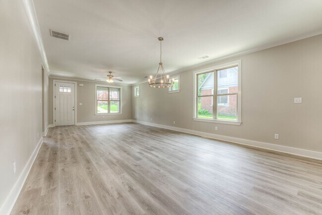 Building Photo - Amazing 3BR/2BA House!