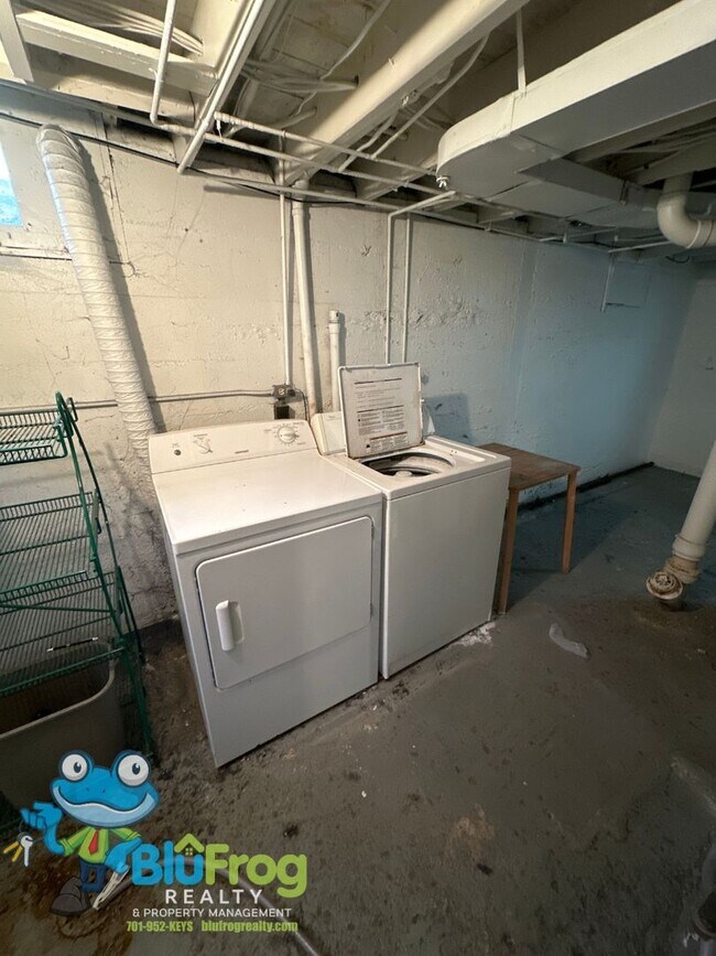 Building Photo - EZ - 402 Duplex
