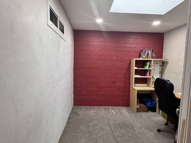 Office/PlayRoom - 33067 Lake Michigan St