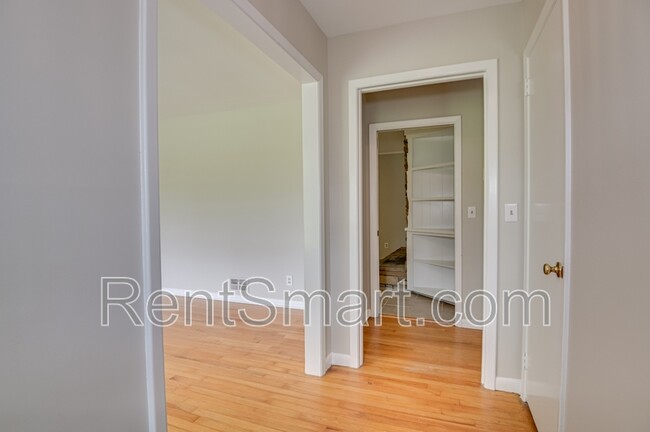 Building Photo - 202 Spring Dr