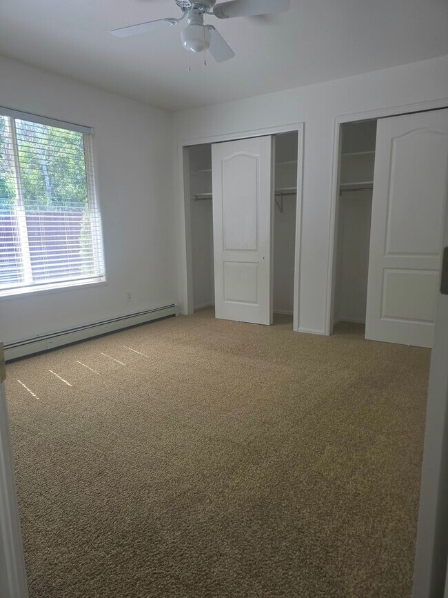 Building Photo - Beautiful townhouse with updated bathrooms. Available now!
