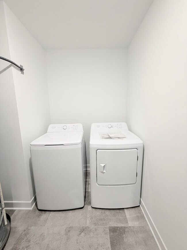 Building Photo - 891 Norfolk Ln