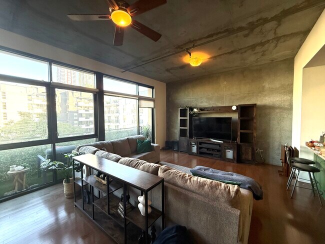 Building Photo - 527 Tenth Ave