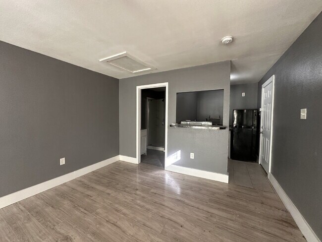 Building Photo - Tech Terrace Living Made Easy