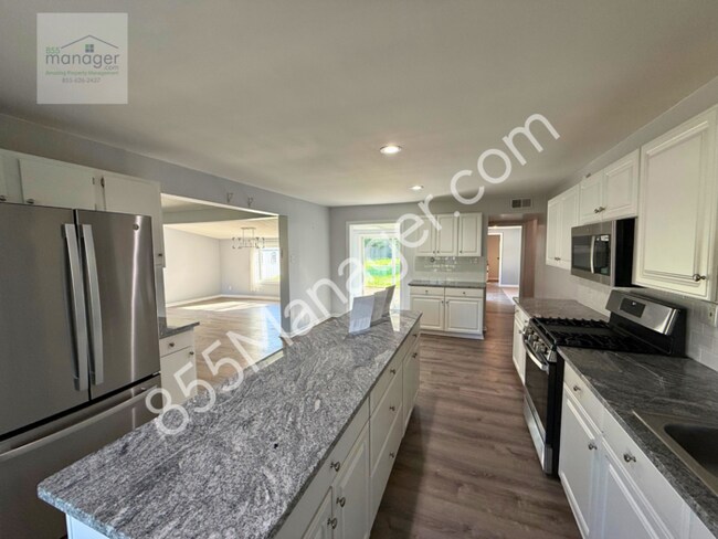Building Photo - Updated 4-Bedroom with Primary Suite & Fen...