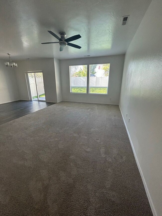 Building Photo - 3 Bedroom plus Loft For Rent! Victory Sout...