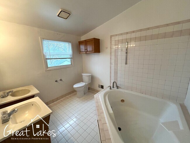 Building Photo - Lovely 3 Bedroom 2 Bathroom now available for rent!