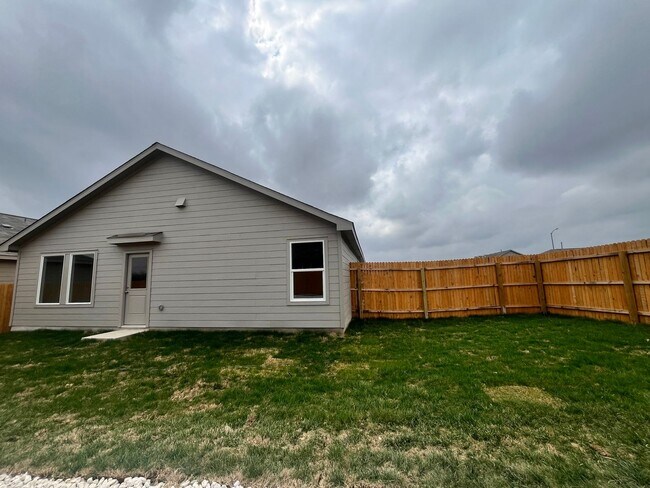 Building Photo - Charming 3 Bedroom/2 Bath Home *St. Hedwig...
