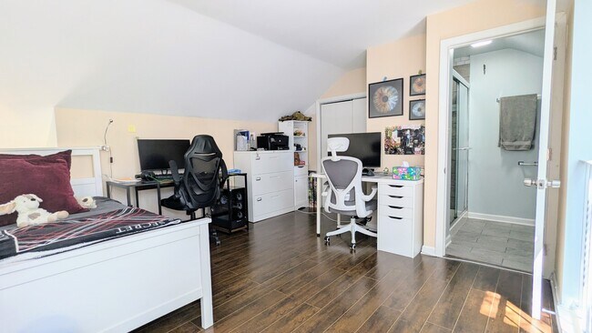 Building Photo - 319 Doral Ct