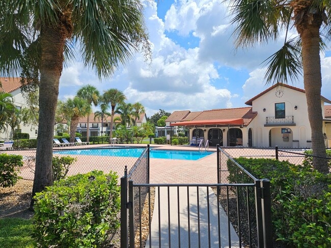 Building Photo - Seasonal Short-Term 2 Bedroom 2 Bathroom 2nd Floor Condo in Estancias of Capri Isles!