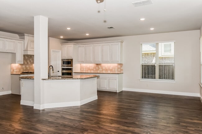 Building Photo - 924 Honey Locust Dr