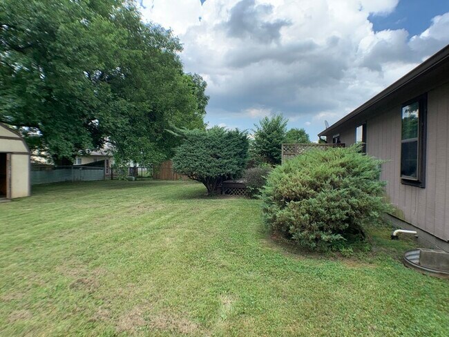 Building Photo - Cute Ranch in Lawrence with a Deck!