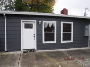 Building Photo - Great studio in Phoenix OR