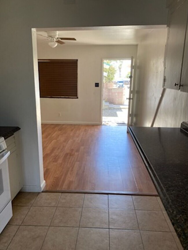 Building Photo - 2 Bedroom Bakersfield Beauty!
