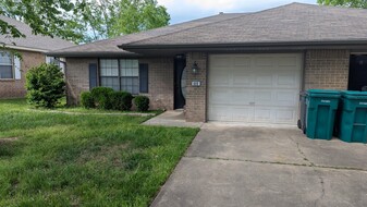 Building Photo - 809 E Eastview Dr