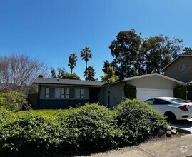 Building Photo - 5bd/2ba w/ Two Car Garage and Excellent Lo...