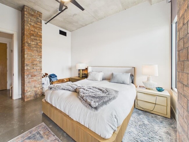 Building Photo - 800 W 5th St