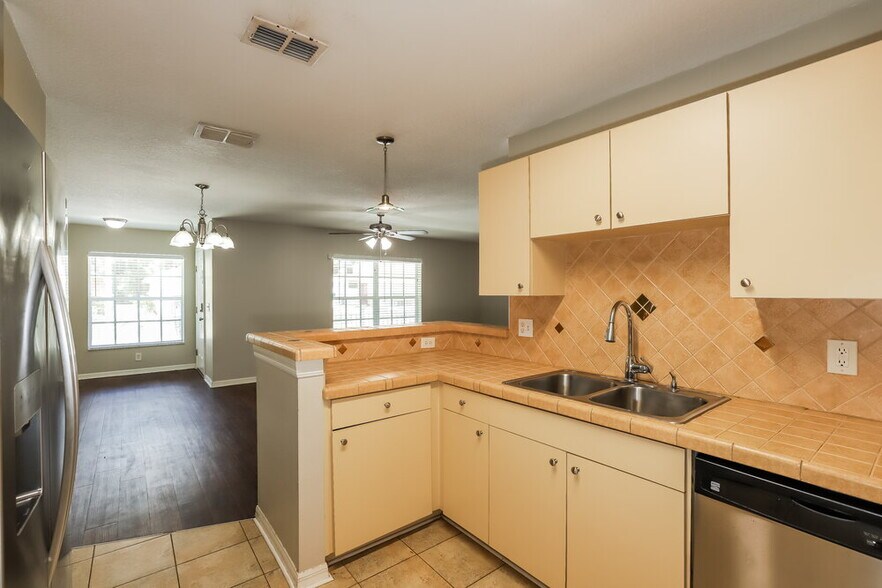 Building Photo - 10326 Summerview Cir