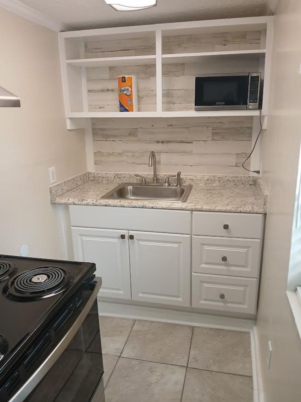 Building Photo - 319 1/2 E. 11th St